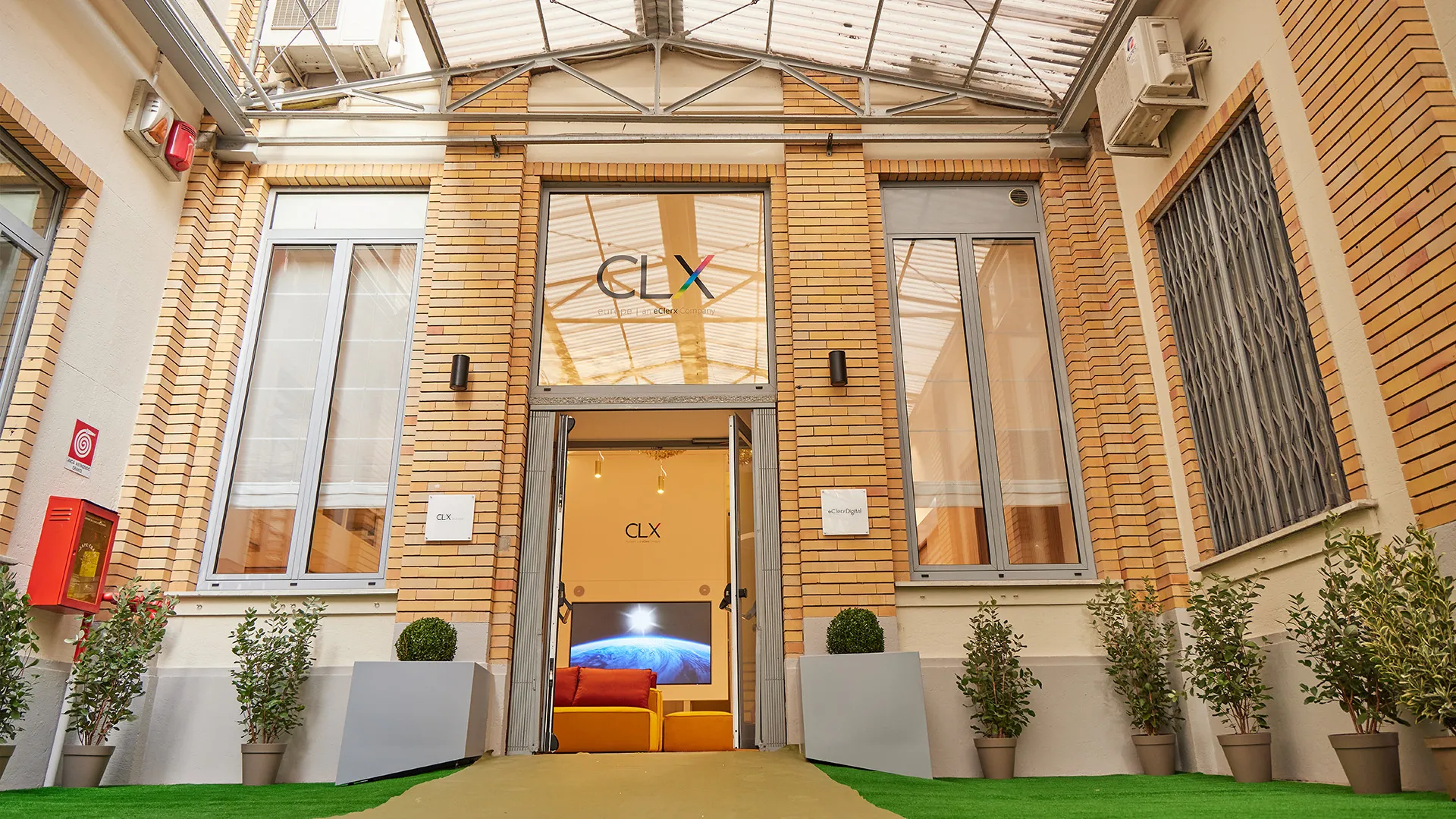 CLX Milano photo studio image 3 setup for product photography with professional camer and backdrop