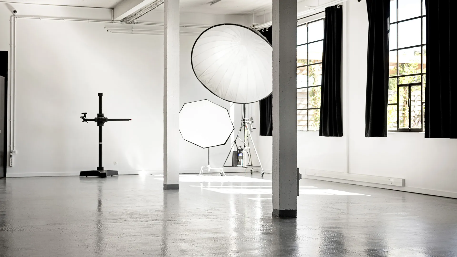CLX Paris photo studio image 2 with spacious production area designed for photography, video shoots, and creative content creation